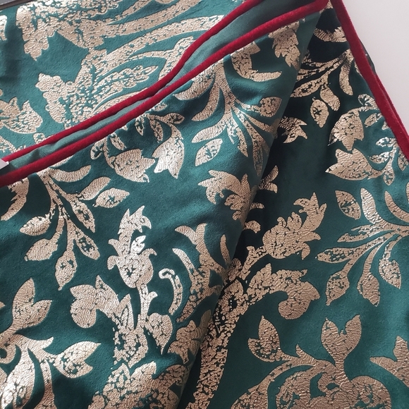 NWT Robert Stanley Green Damask Table Runner - Picture 6 of 9